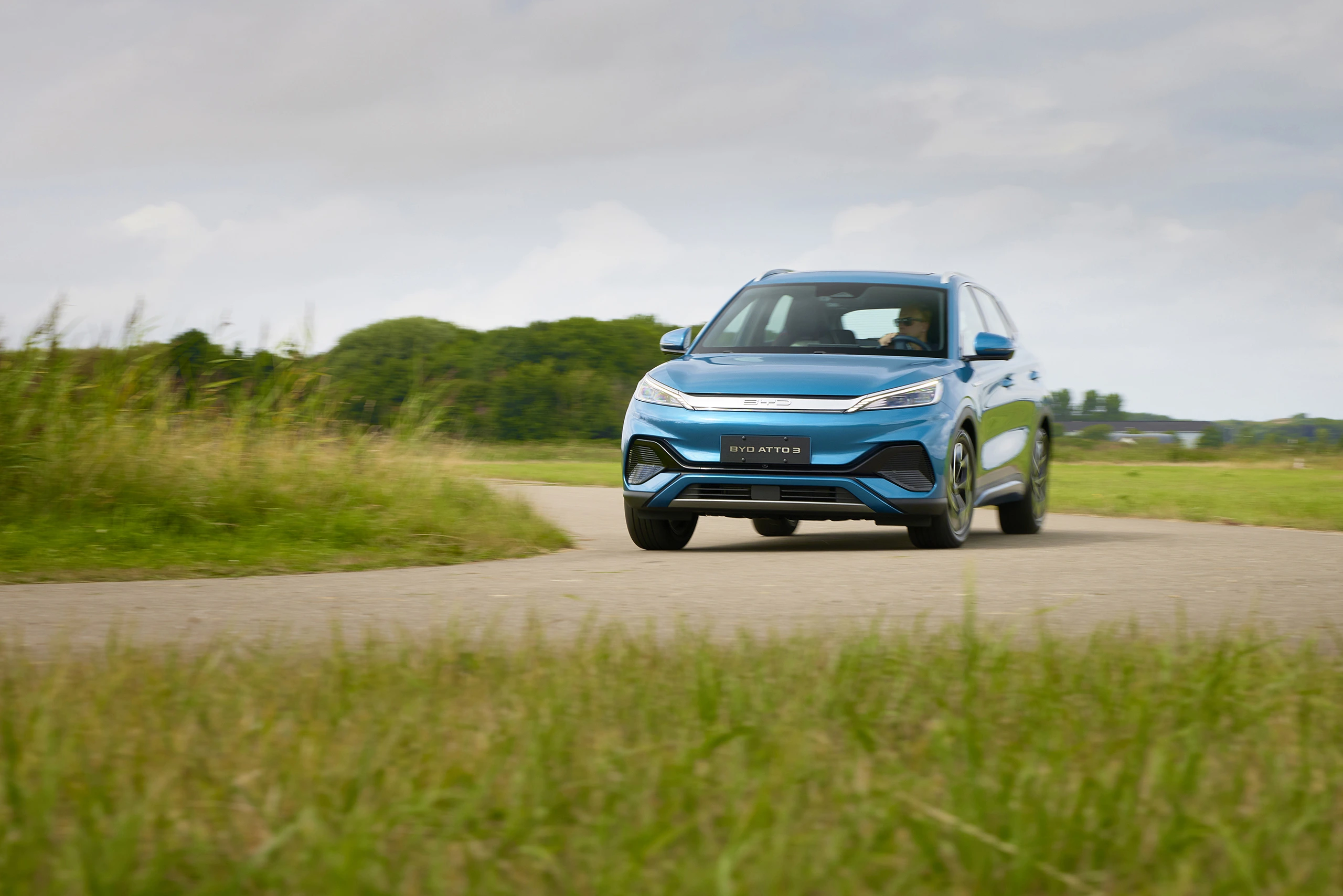 BYD ATTO 3 SUV Listrik Kompak - Tampilan Samping Elegan di Bandung Cimahi Sumedang Garut Tasikmalaya
